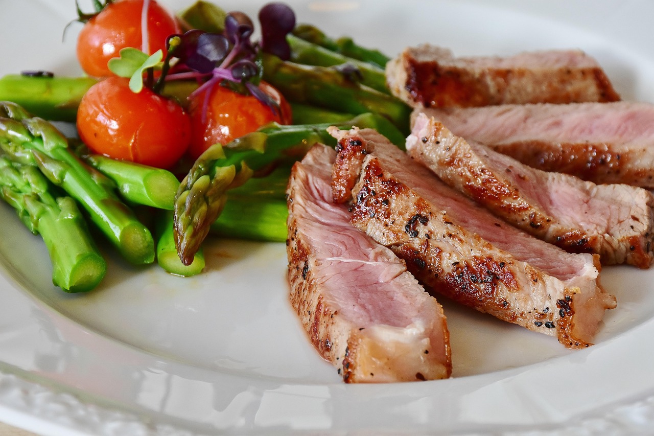 asparagus, steak, veal steak, veal, meat, barbecue, green asparagus, vegetables, eat, meal, healthy, low carb, diet, food, plate, dish, healthy meal, food photography, close up, steak, meat, diet, food, food, food, food, food